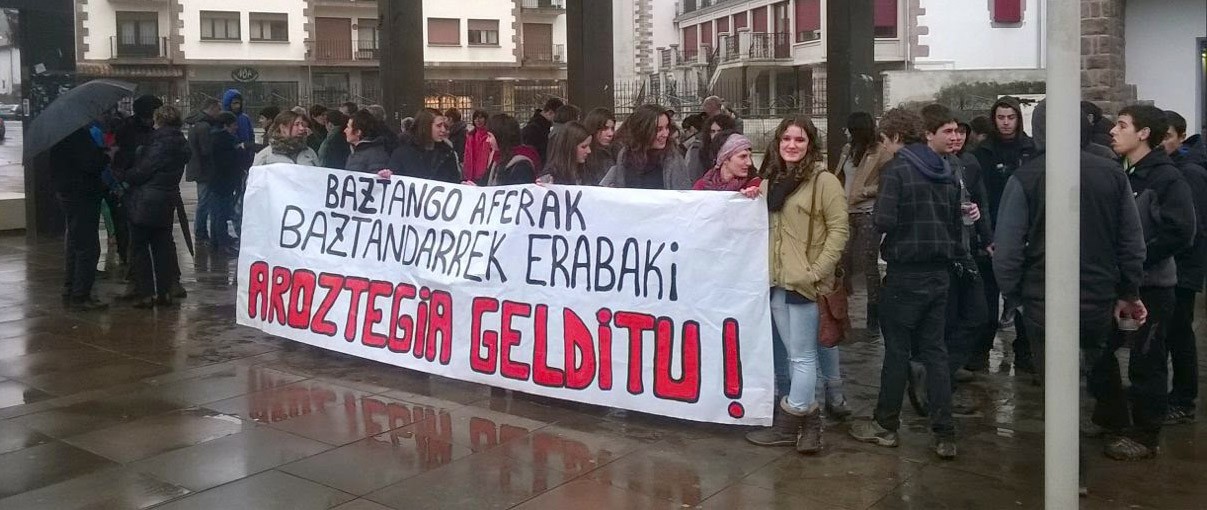 Aroztegiko proiektua geldiarazteko kontzentrazioan ehun lagunek parte hartu zuten Elizondon