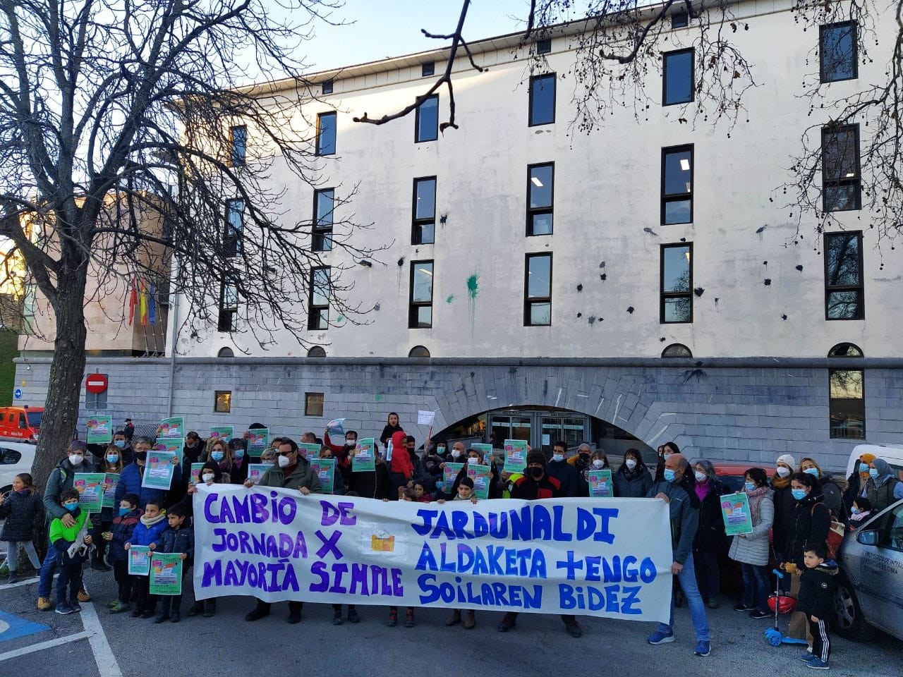 Jardunaldi aldaketa erabakitzeko gehiengo soila nahikoa izatea eskatu dute Haur eta Lehen Hezkuntzako eskola publikoetako gurasoek