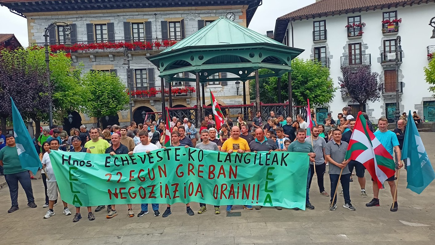 Greban segitzen duten Lesakako Echeveste Hermanos zerrategiko langileek elkarretaratzea egin dute
