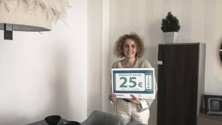 Denok bat giltzariaren erabiltzaileen artean erosketa txartelak zozketatu dituzte