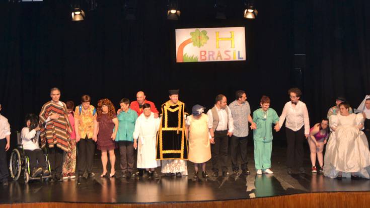 Uxaneko ikasleek ‘Hotel Brasil’ antzezlana eskaini dute