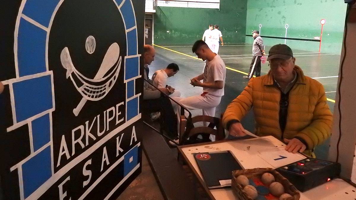 Arkupeko eskuz binakako pilota txapelketako final laurdenetako hainbat partida jokatu dituzte