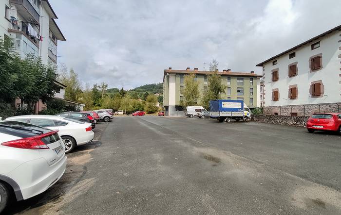 Elizondoko aparkaleku publikoa egiteko hitzarmena Bilduk ez duela betetzen salatu du Baztango NA+ udal taldeak