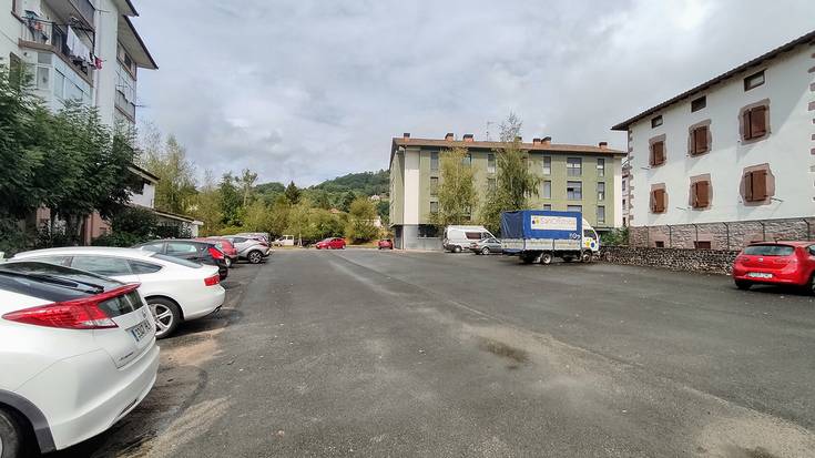 Elizondoko aparkaleku publikoa egiteko hitzarmena Bilduk ez duela betetzen salatu du Baztango NA+ udal taldeak