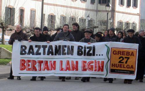 Bertan bizi eta lan egiteko eskubidea aldarrikatu zuten 200 lagunek Elizondon larunbatean