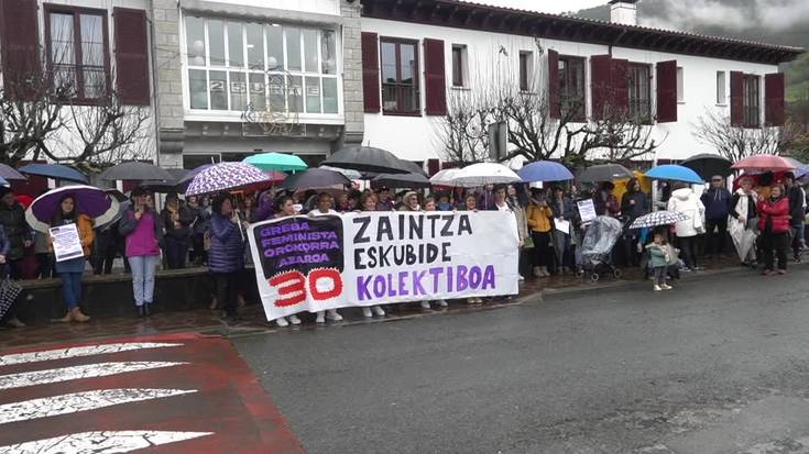 [BIDEOA] Zaintza guneetan barrena kalejira eta elkarretaratzeak egin dituzte Lesakan greba feminista egunean