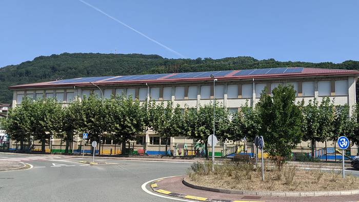 Eguzki panelak paratu eta zaharberritze lanak egin dituzte Doneztebeko San Miguel eskolan