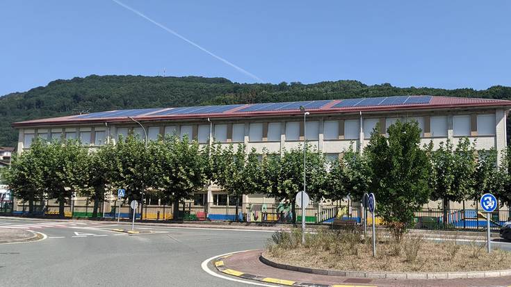 Eguzki panelak paratu eta zaharberritze lanak egin dituzte Doneztebeko San Miguel eskolan