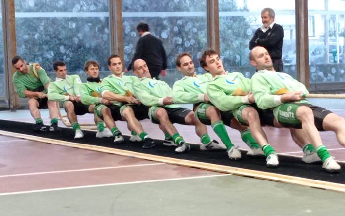 Euskal Herriko sokatira txapelketan emakumeen 540 kiloko eta gizonezkoen 640 kiloko txapelak banatuko dituzte larunbatean