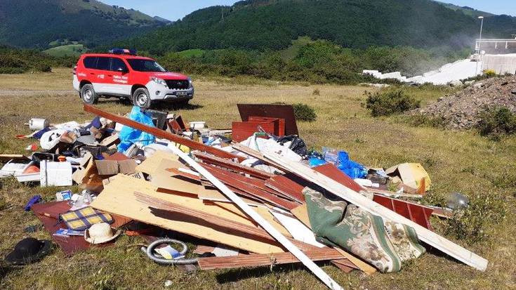 Hondakin-kudeatzailearen itxurak egin eta Aresoko Eluseder industrialdean zaborrak botatzeagatik salatu dute hernaniar bat