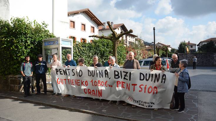 Pentsio duinen aldeko elkarretaratzea egin dute Donezteben