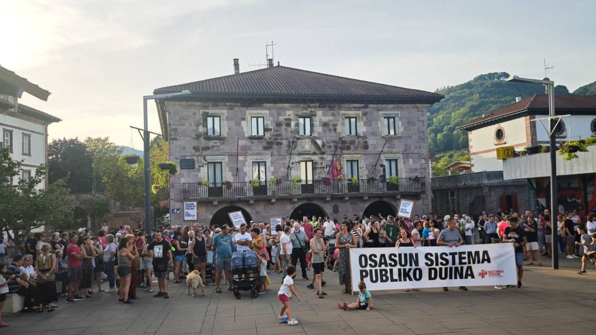 «Baztan, Urdazubi eta Zugarramurdiko haurrek pediatra behar dutela» aldarrikatu dute Elizondon eta Arraiozen