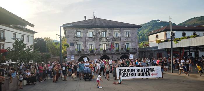 «Baztan, Urdazubi eta Zugarramurdiko haurrek pediatra behar dutela» aldarrikatu dute Elizondon eta Arraiozen