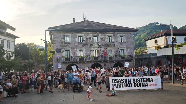 «Baztan, Urdazubi eta Zugarramurdiko haurrek pediatra behar dutela» aldarrikatu dute Elizondon eta Arraiozen