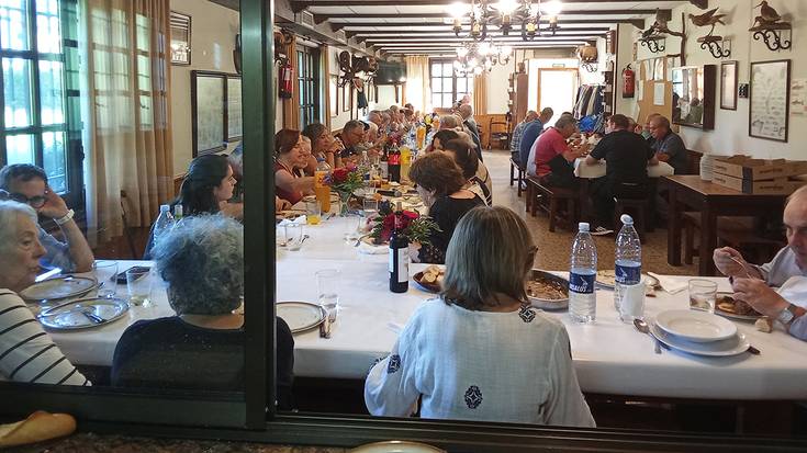 Berako San Jose egoitzako komunitatea mahaiaren bueltan bildu da