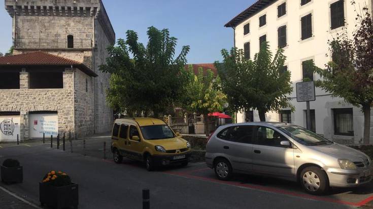 Gehienez hamar minutu gelditzeko aparkalekuak margotu dituzte Lesakako herrigunean