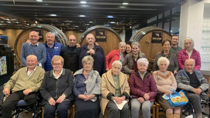 Berako zahar etxekoek irteera egin dute sagardotegira