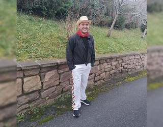 «Egun osoa irriz pasatzen dugu, kantuan eta dantzan akordeoiaren laguntzaz»