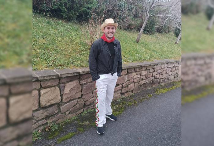 «Egun osoa irriz pasatzen dugu, kantuan eta dantzan akordeoiaren laguntzaz»