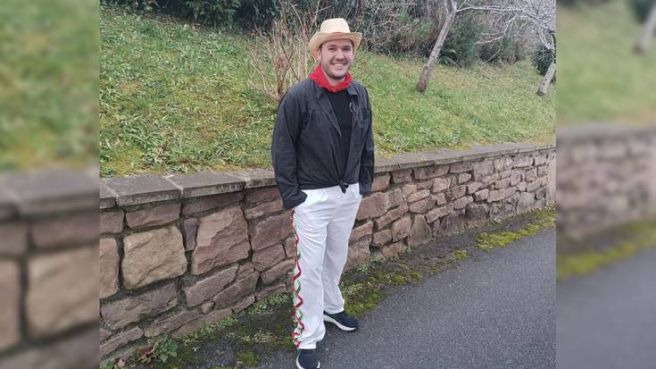 «Egun osoa irriz pasatzen dugu, kantuan eta dantzan akordeoiaren laguntzaz»