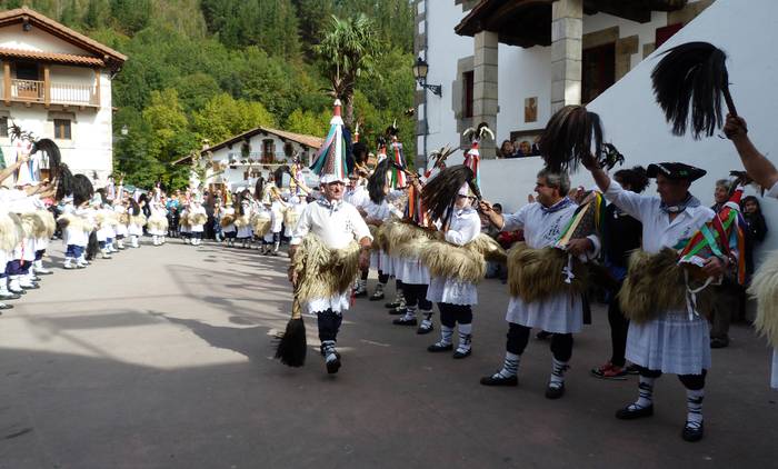 Hamabost Joaldun Haundi omendu dituzte Zubietako Euskararen Egunean
