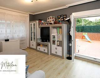 Saioa Mitxelena Inmobiliaria: Irungo erdigunean pisu erabat berritua salgai