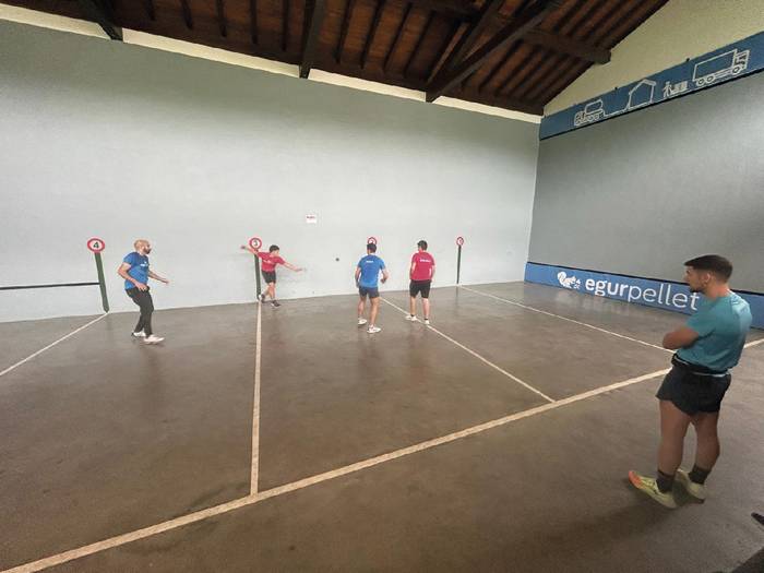 Aurtizko Koianea Ttikiko Pilota Txapelketako finalerdiak jokatuko dituzte gaur eta bihar