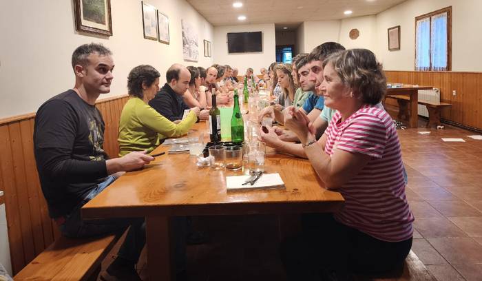 San Martin bestetako mus txapelketa eta herri bazkaria egin zituzten larunbatean Berroetan