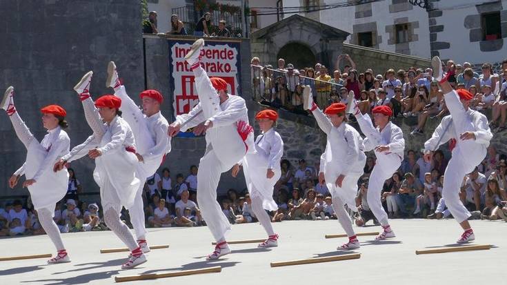 Aurrera dantza taldeak emanaldi berezia izanen du Leitzako Pestetan