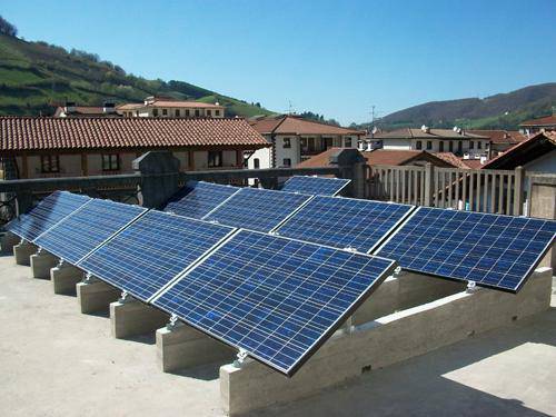 Leitzako Udaletxean eguzki plakak jarri dituzte