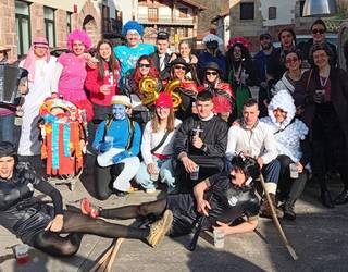 [ARGAZKIAK] Giro ederrean ospatu dituzte Narbarteko gazteek inauteak