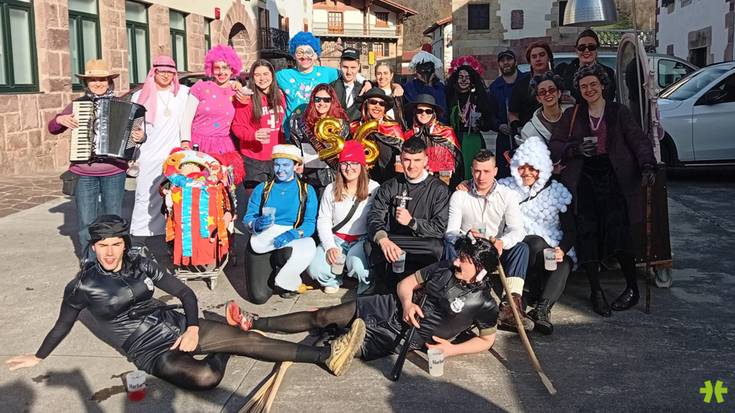 [ARGAZKIAK] Giro ederrean ospatu dituzte Narbarteko gazteek inauteak