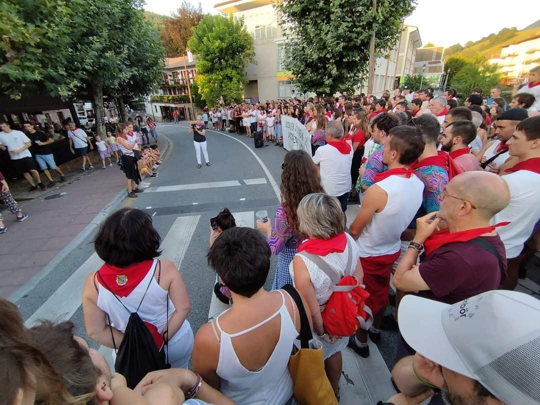 Berako bestetan izandako ziztaden kontrako elkarretaratze jendetsua egin dute