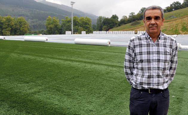 Futbol-zelaia estreinatu dute futbolariek 