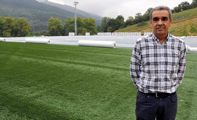 Futbol-zelaia estreinatu dute futbolariek 