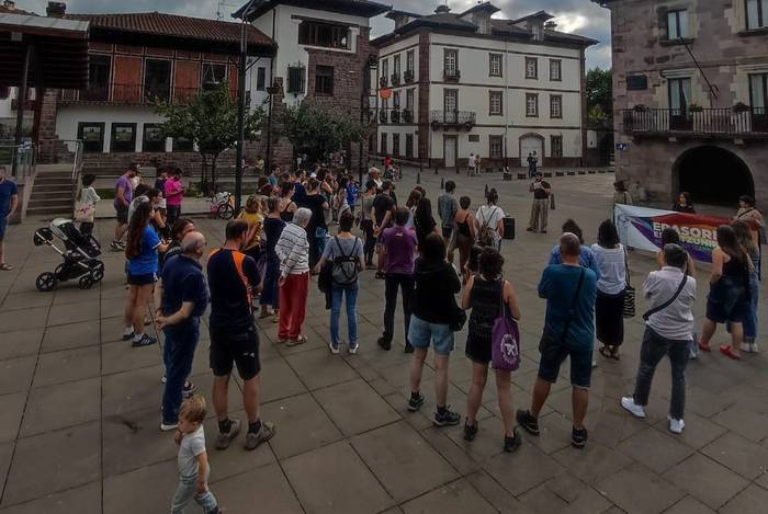 Zizurko erailketa matxistagatik «haserrea eta mina partekatzeko» bildu ziren Elizondon