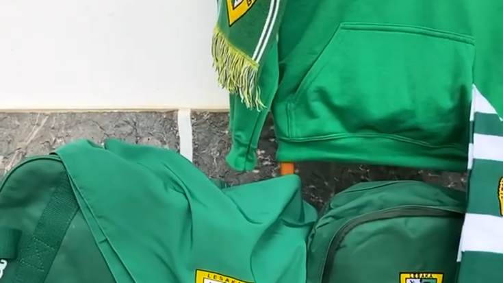 Beti Gazte Elkarteak bere logoa duen txirrindularien arropa prestatu du