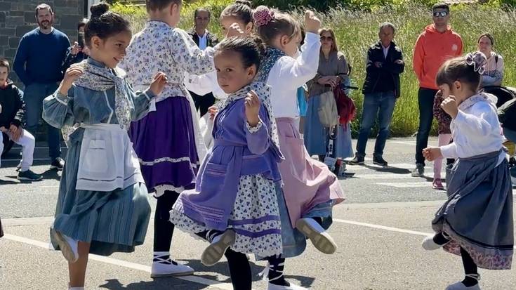 Aresoko eta Leitzako dantzariek Lekunberriko Dantzari Txiki Egunean parte hartu dute