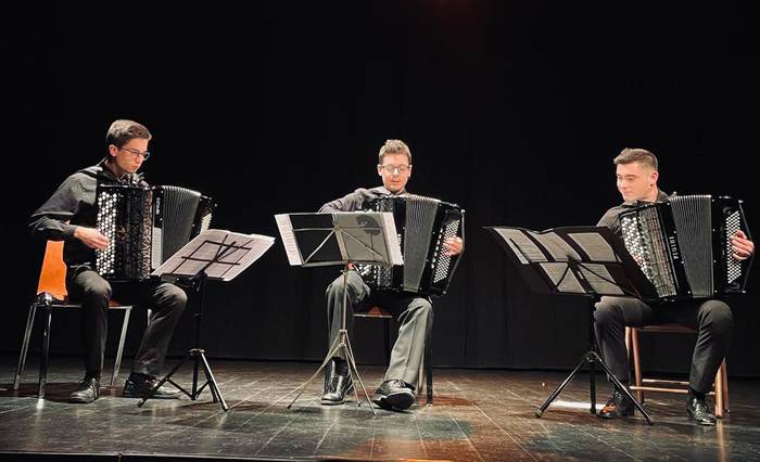 Paraninfo Trioren eskutik akordeoi kontzertua izanen dute igandean Etxalarren