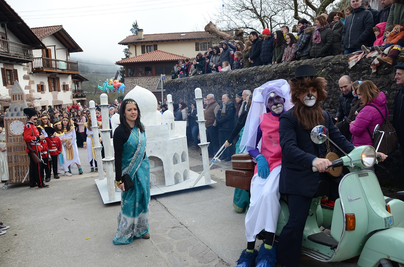 Sunbillako inauteriak igandeko karroza desfile handiarekin borobilduko dituzte