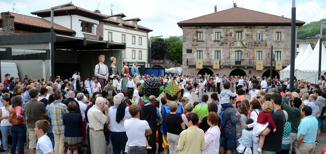 Mutildantzetan jarrera baztertzailea salatu du Plazara Dantzara taldeak