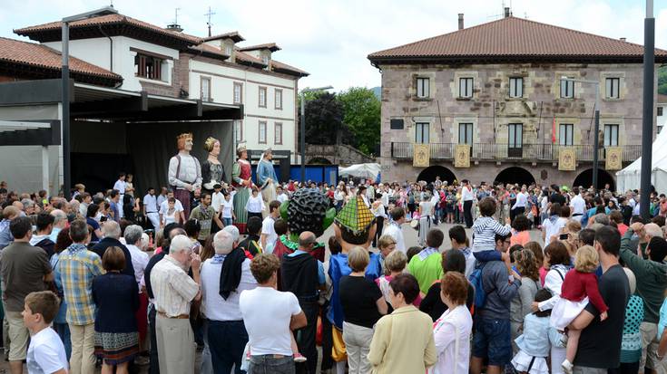 Mutildantzetan jarrera baztertzailea salatu du Plazara Dantzara taldeak