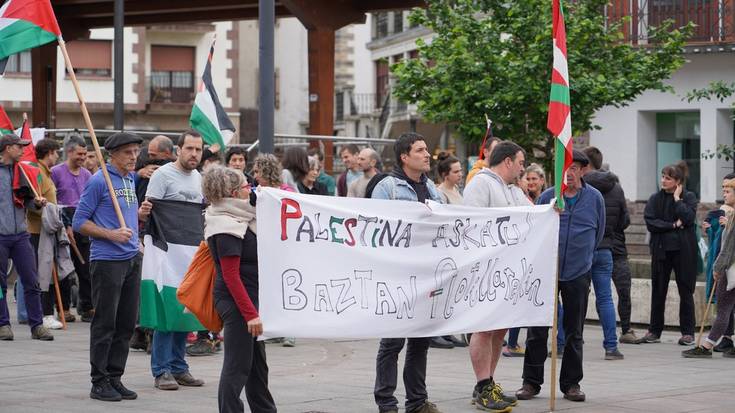 Flotillari elkartasuna adierazteko bildu dira baztandarrak Elizondon