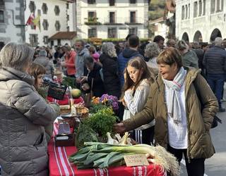 [ARGAZKIAK] Giro ederra izan dute Leitzako eta Aresoko produktuen azokan