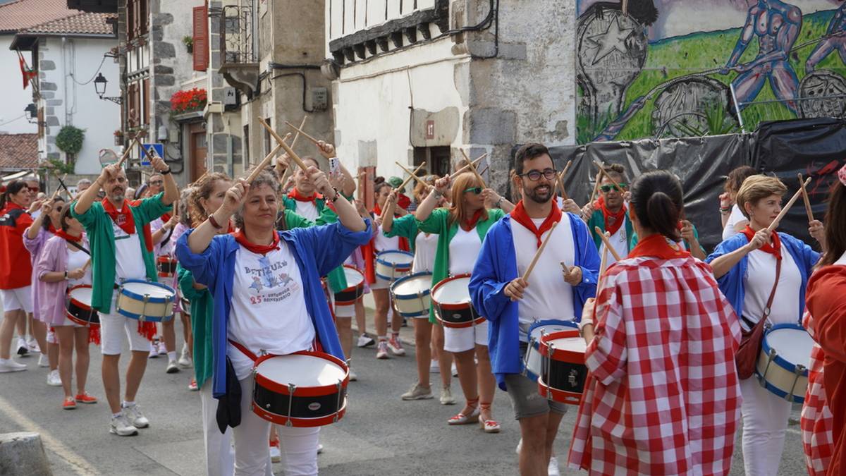 [ARGAZKIAK eta BIDEOA] Lesakako peñek danbor hotsez bete dituzte herriko karrikak