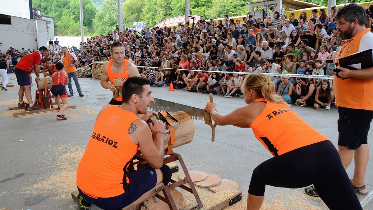 Nafarroako Herri Kirol Federazioaren egoitzan sar atera