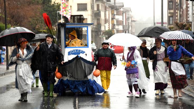 [ARGAZKIAK] Euriari aurre eginez desfile ederra egin dute Elizondoko inauteetan