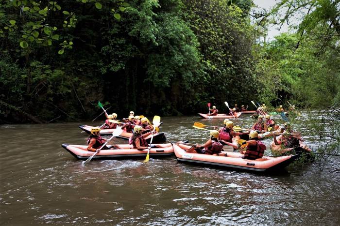 Abentura jardueren eta artearen bidez elkarbizitza sustatzeko kanpamentua egiten ari dira Bertizaranan