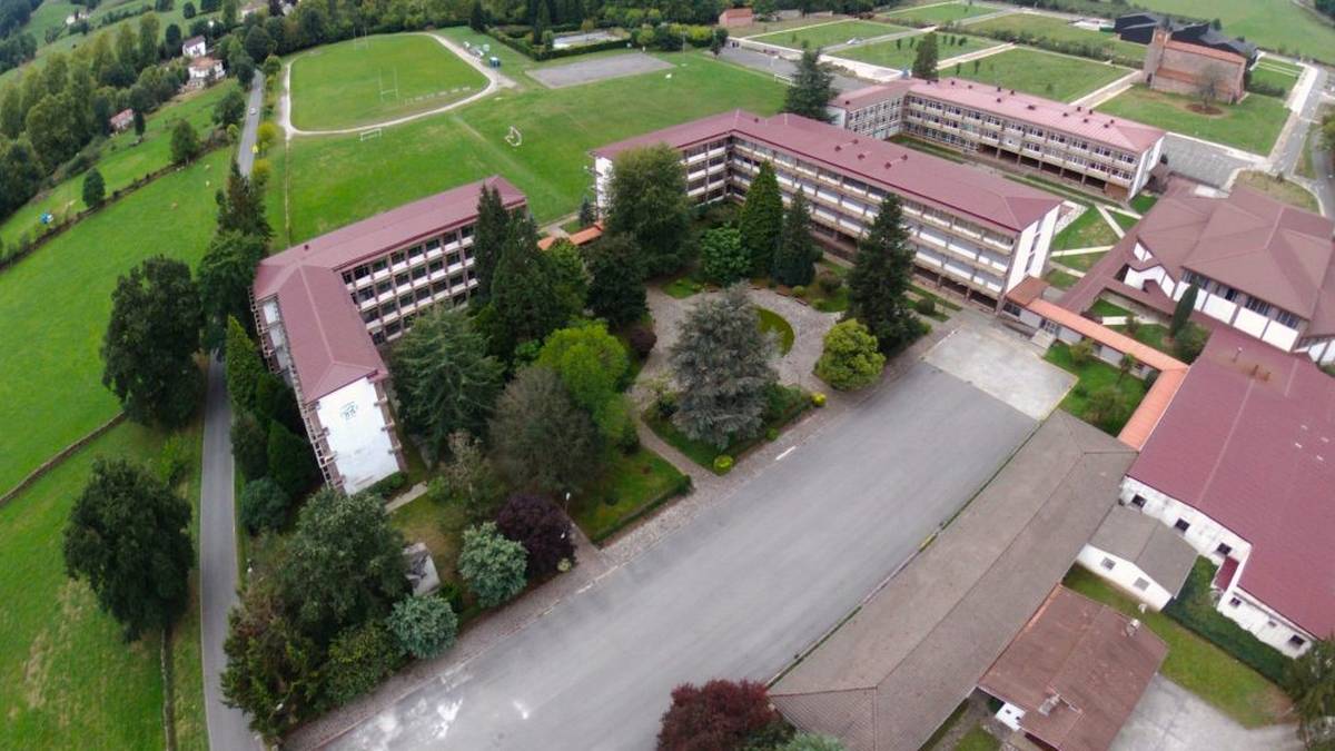 Heldu den ikasturtean A ereduko plazak erdaldun elebakarrekin beteko dituztela salatu du Lekarozko klaustroak