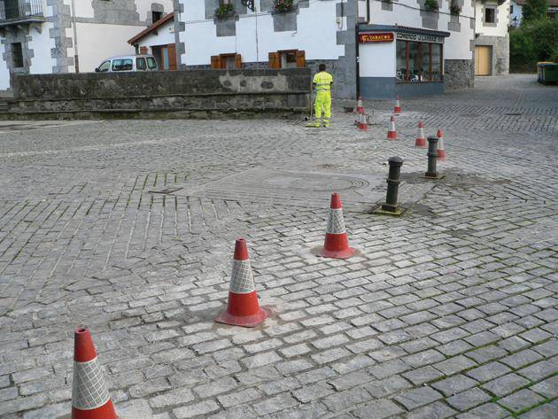 Hirigintzako altzariak berrituko dituzte 